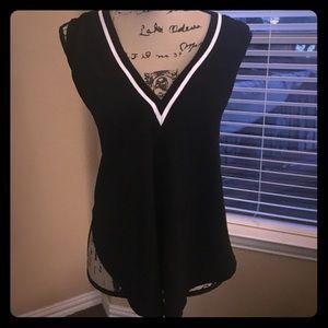Lush Brand Black/white v-neck sleeveless blouse- M